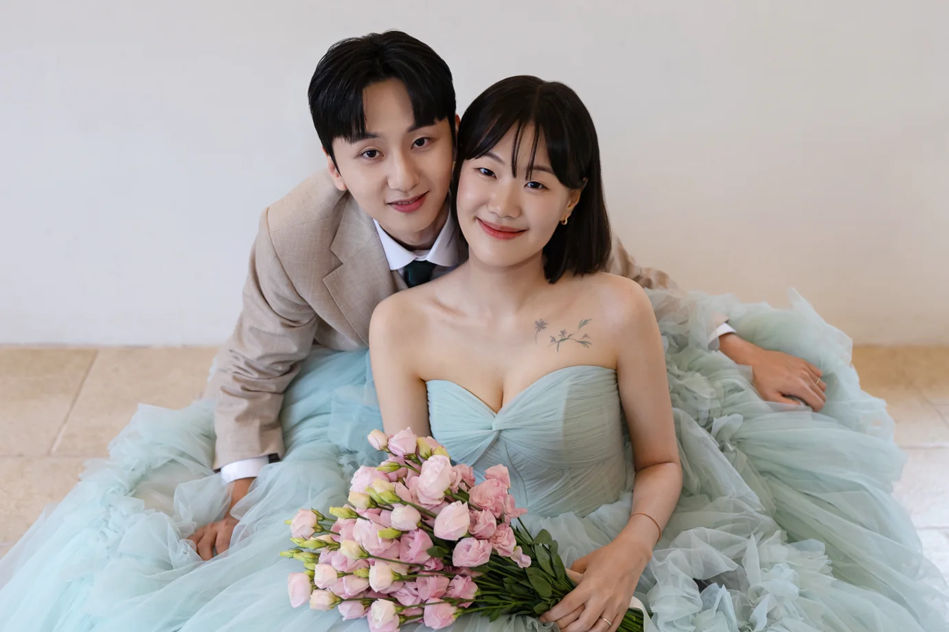분홍 부케를 든 신랑 신부