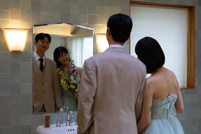 거울에 비친 신랑 신부