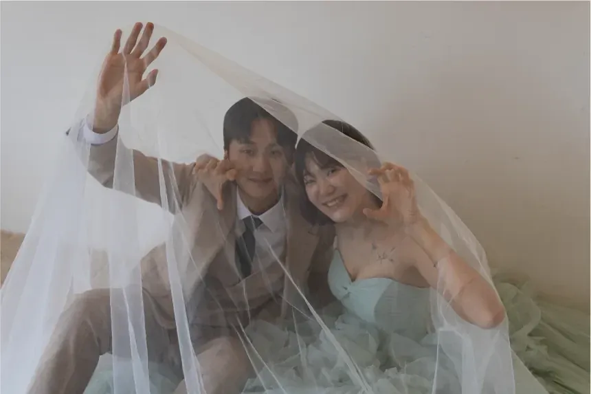 면사포 아래에서 웃는 신랑 신부