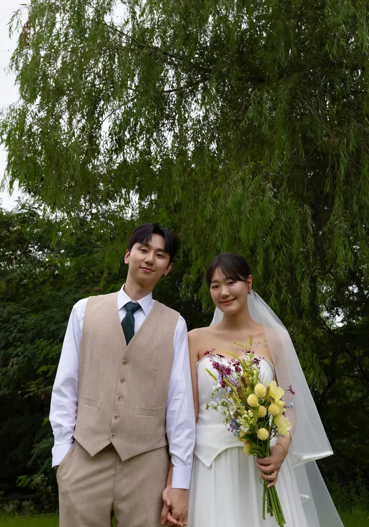 버드나무 아래 선 신랑 신부