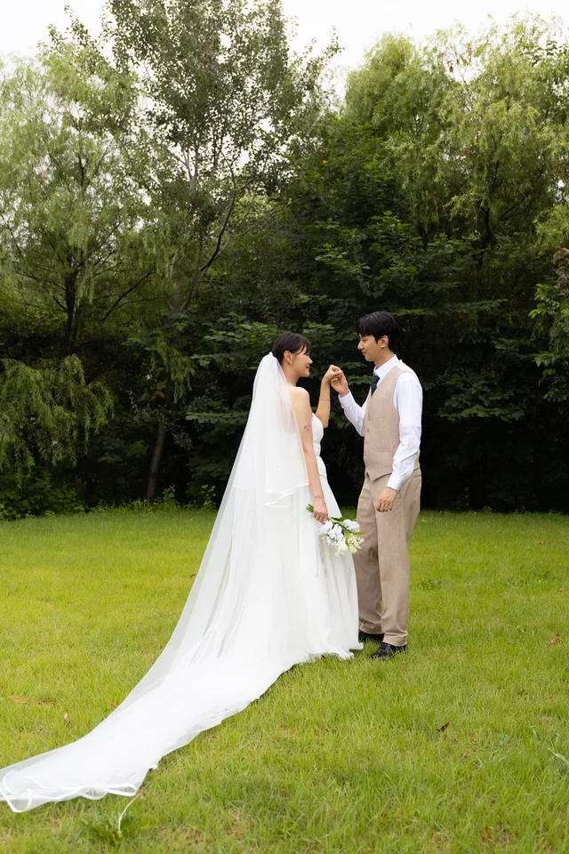 잔디밭에서 마주 본 신랑 신부
